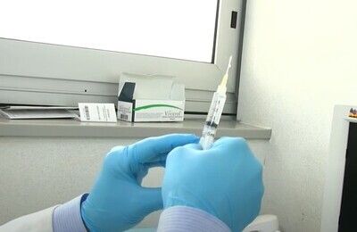 Проведение кодирования Вивитролом в Хотьково Шприц с Вивитролом в руках у врача